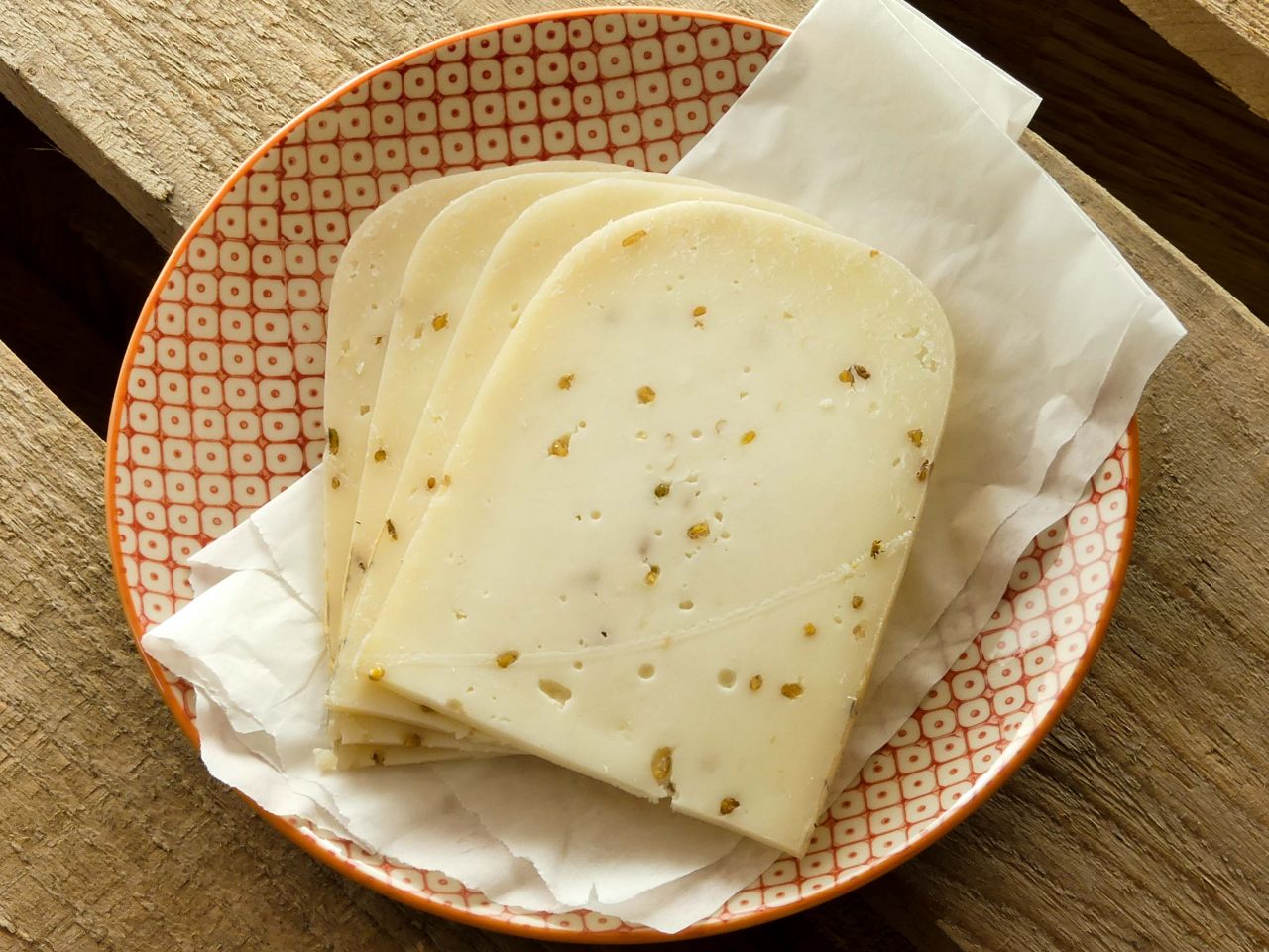 Ziegengouda mit Rosmarin in Scheiben