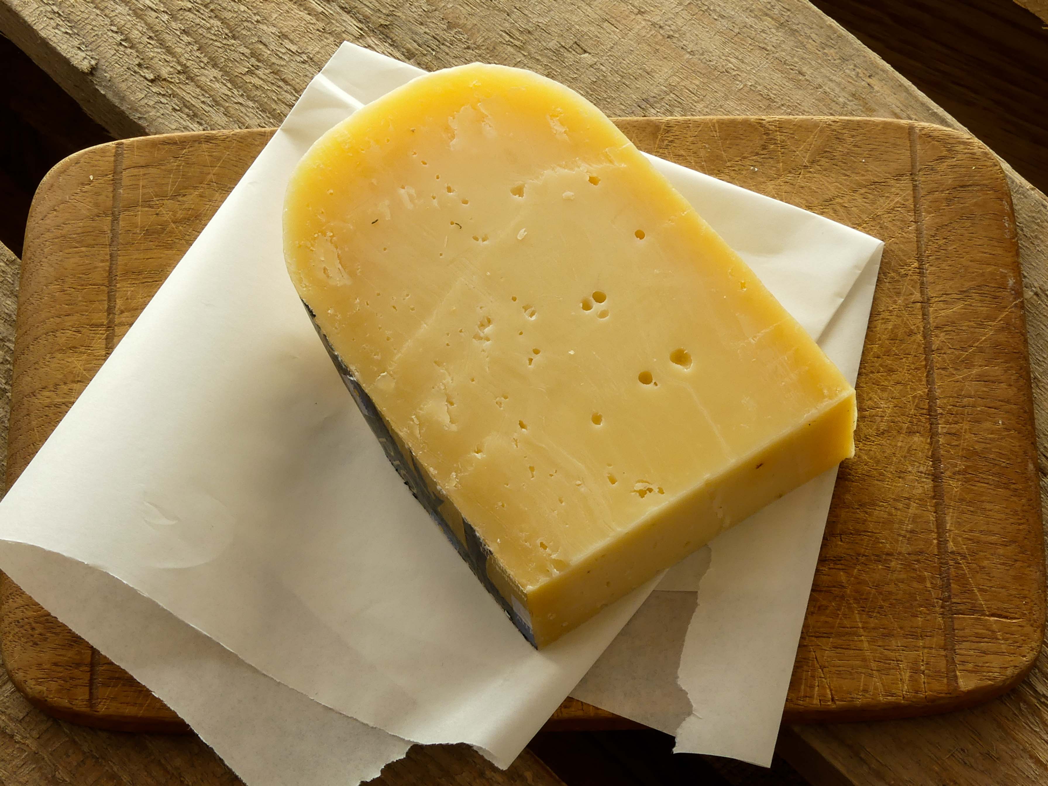 Eier Stück Gouda, am Milchprodukte | Käse | alt | Käsetheke | & Speisekammer