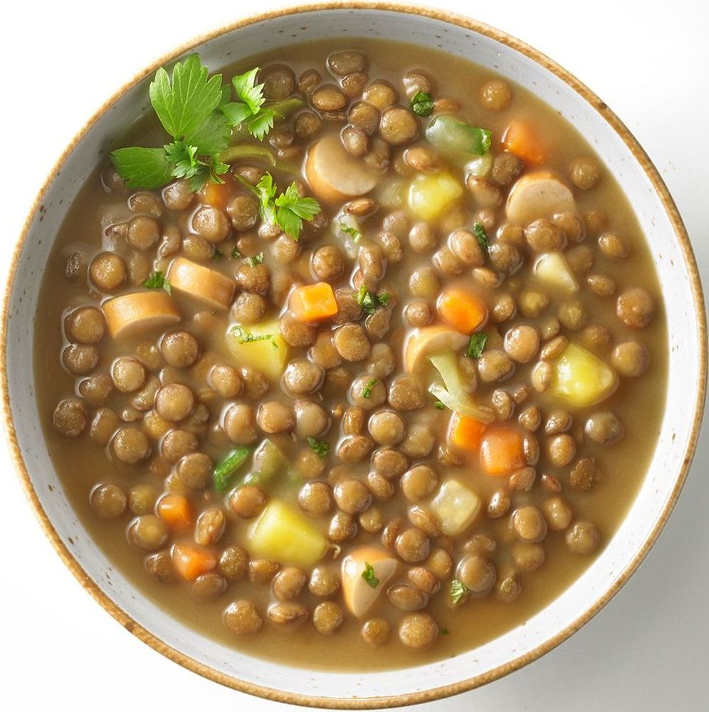 Linsensuppe mit Würstchenscheiben
